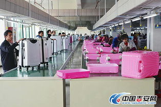 新干县赣平箱包厂工人正在忙碌生产